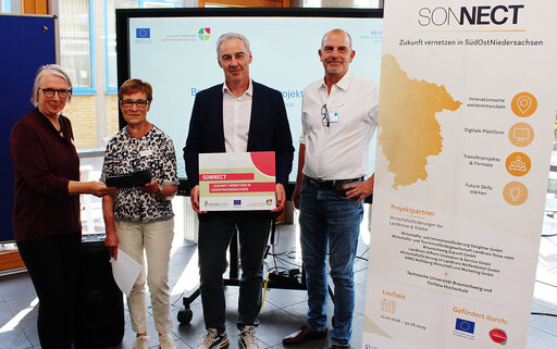 Gaben den Startschuss zum Innovations-Netzwerk SONNECT (von links): Ostfalia-Vizepräsidentin Prof. Dr. Ina Schiering, Astrid Paus vom Amt für regionale Landesentwicklung Braunschweig, Verbandsdirektor Ralf Sygusch vom Regionalverband Großraum Braunschweig und Kai Hillebrecht, Leiter des Wissens- und Technologietransfers der Ostfalia-Hochschule. Pressefoto: Ostfalia/David Mache