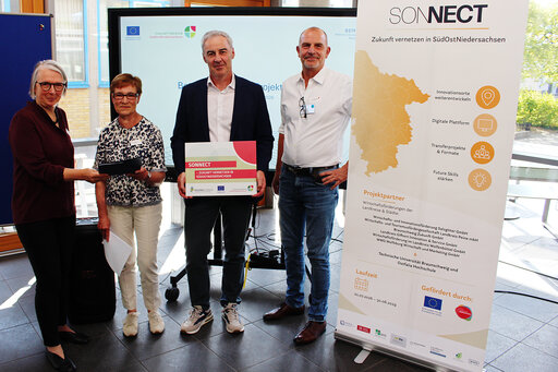 Gaben den Startschuss zum Innovations-Netzwerk SONNECT (von links): Ostfalia-Vizepräsidentin Prof. Dr. Ina Schiering, Astrid Paus vom Amt für regionale Landesentwicklung Braunschweig, Verbandsdirektor Ralf Sygusch vom Regionalverband Großraum Braunschweig und Kai Hillebrecht, Leiter des Wissens- und Technologietransfers der Ostfalia-Hochschule. Pressefoto: Ostfalia/David Mache