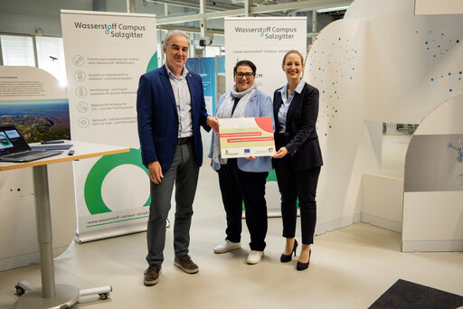 Bescheidübergabe Projekt „Wasserstoffnetzwerk SüdOstNiedersachsen“ Bescheidübergabe Projekt „Wasserstoffnetzwerk SüdOstNiedersachsen“. V.l.: Ralf Sygusch, Regionalverband Großraum Braunschweig; Melanie Walter, Ministerin für Europa und Regionale Landesentwicklung; Prof.-Dr.-Ing. Sabrina Zellmer, TU-Braunschweig