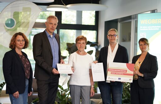 Astrid Paus vom Amt für regionale Landesentwicklung übergibt den Zuwendungsbescheid an die Projektpartner. Von Links nach r.: Heide Gliß, Dr. Claudius Schiller, Astrid Paus, Astrid Blümel und Sandra Lindemann