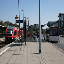 Rendezvous-Bahnhof in Wolfenbüttel. Umstieg von Zug zu Bus.
