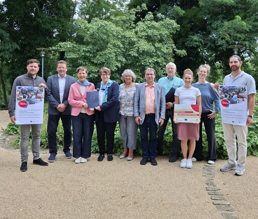 Die Projektbeteiligten (von links) bei der Übergabe des Förderbescheids: Sören Brose aus der Abteilung Natur- und Landschaftsschutz des Landkreises Gifhorn, Rolf-Dieter Schulze, Samtgemeindebürgermeister Wesendorf, Dr. Ulrike Witt, Landesbeauftragte für regionale Landesentwicklung Braunschweig, Kreisrätin und Umweltdezernentin Ute Spieler, Antje Präger, Leiterin des Fachbereichs Umwelt beim Landkreis Gifhorn, Dr. Franz-Josef Holzmüller, Leiter des Fachbereichs Bauwesen beim Landkreis Gifhorn, Klaus-Dieter Böse, Geschäftsführer des Landvolk-Kreisverbands Gifhorn-Wolfsburg, Annik Bechmann vom Regionalmanagement der Zukunftsregion SüdOstNiedersachsen, ihre ehemalige Kollegin und Mitinitiatorin Katja Theißen und Felix Plath vom Team Klimaschutzmanagement des Landkreises Gifhorn.