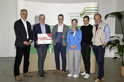Übergabe Förderbescheid Bescheidübergabe für das Projekt "Runder Tisch Speichertechnologien". v.l. Dr. Volker Lang, Ralf Sygusch, Verbandsdirektor und Vorsitzender der Steuerungsgruppe ZR SON, Niklas Krüger – Geschäftsführer REA und Projektleitung RT ST, Landesbeauftragte Dr. Ulrike Witt, Amt für Regionale Landesentwicklung, Florian Bernschneider, Dr. Ralf Utermöhlen