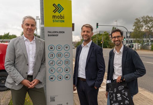 Eröffnung der MobiStation Fallersleben v. l. n. r. Ralf Sygusch (Regionalverband Braunschweig), Oberbürgermeister Dennis Weilmann, Marcel Hilbig (Stadt Wolfsburg) . Foto: Stadt Wolfsburg