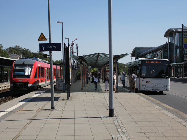Am sog. Rendezvous-Bahnsteig in Wolfenbüttel halten Züge auf der einen Seite des Bahnsteigs, alle Busse auf der anderen Seite.