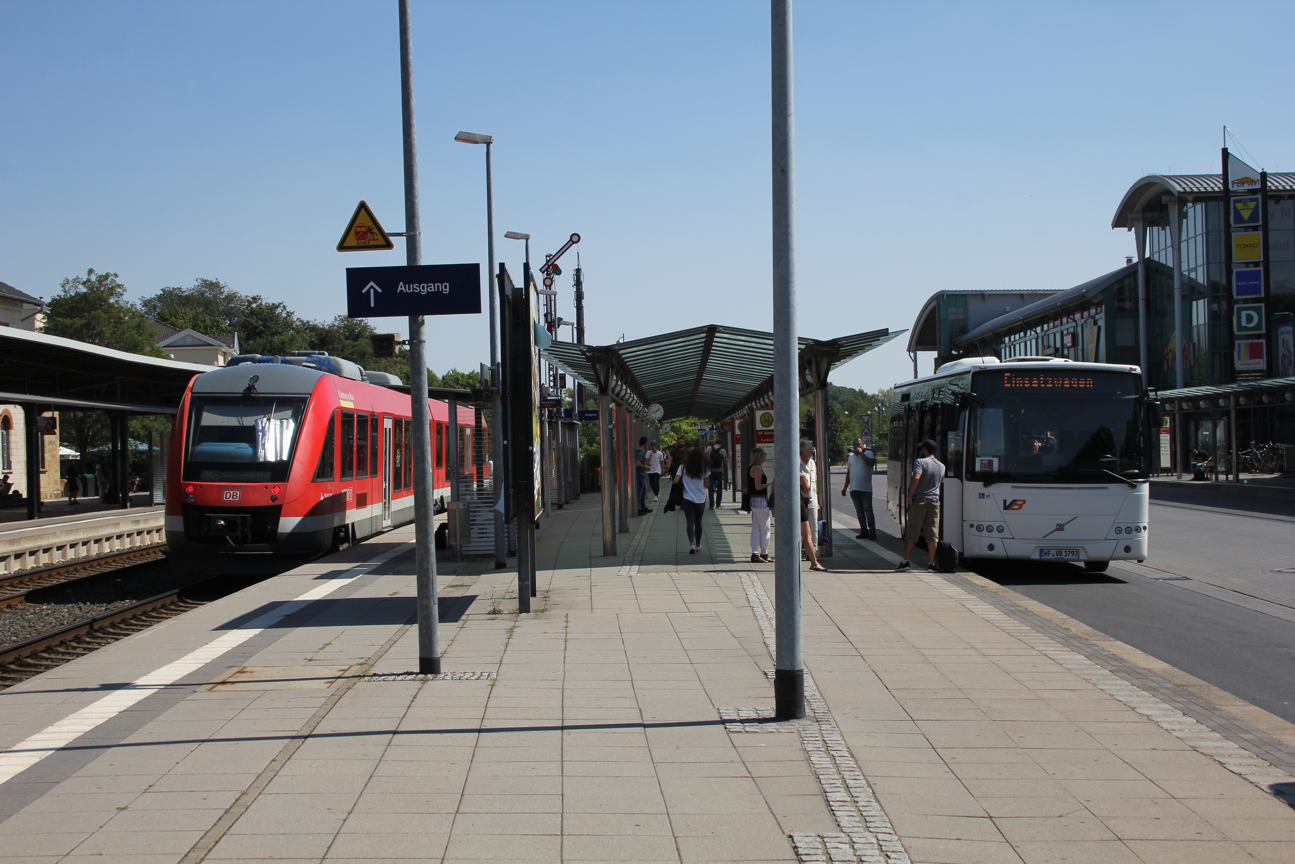 Am sog. Rendezvous-Bahnsteig in Wolfenbüttel halten Züge auf der einen Seite des Bahnsteigs, alle Busse auf der anderen Seite.